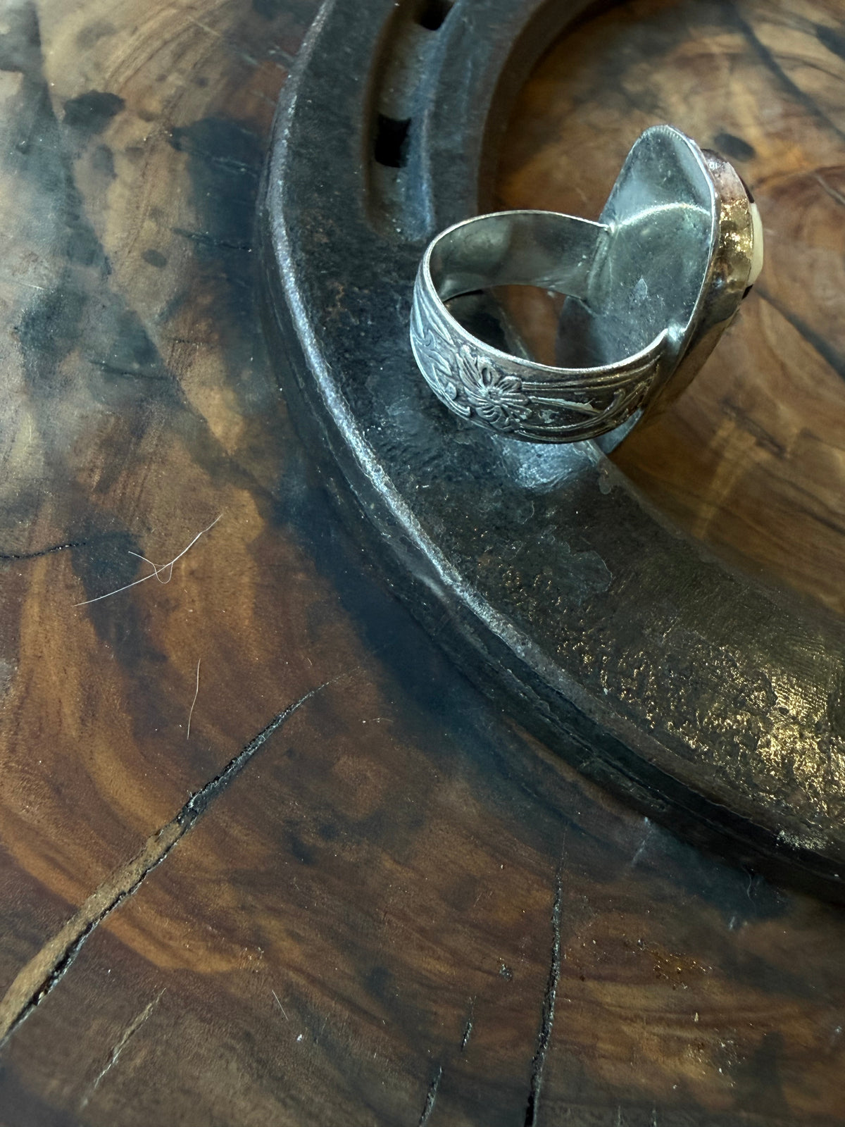 Dorothy Series | White Buffalo Patterned Silver Ring | Size 6