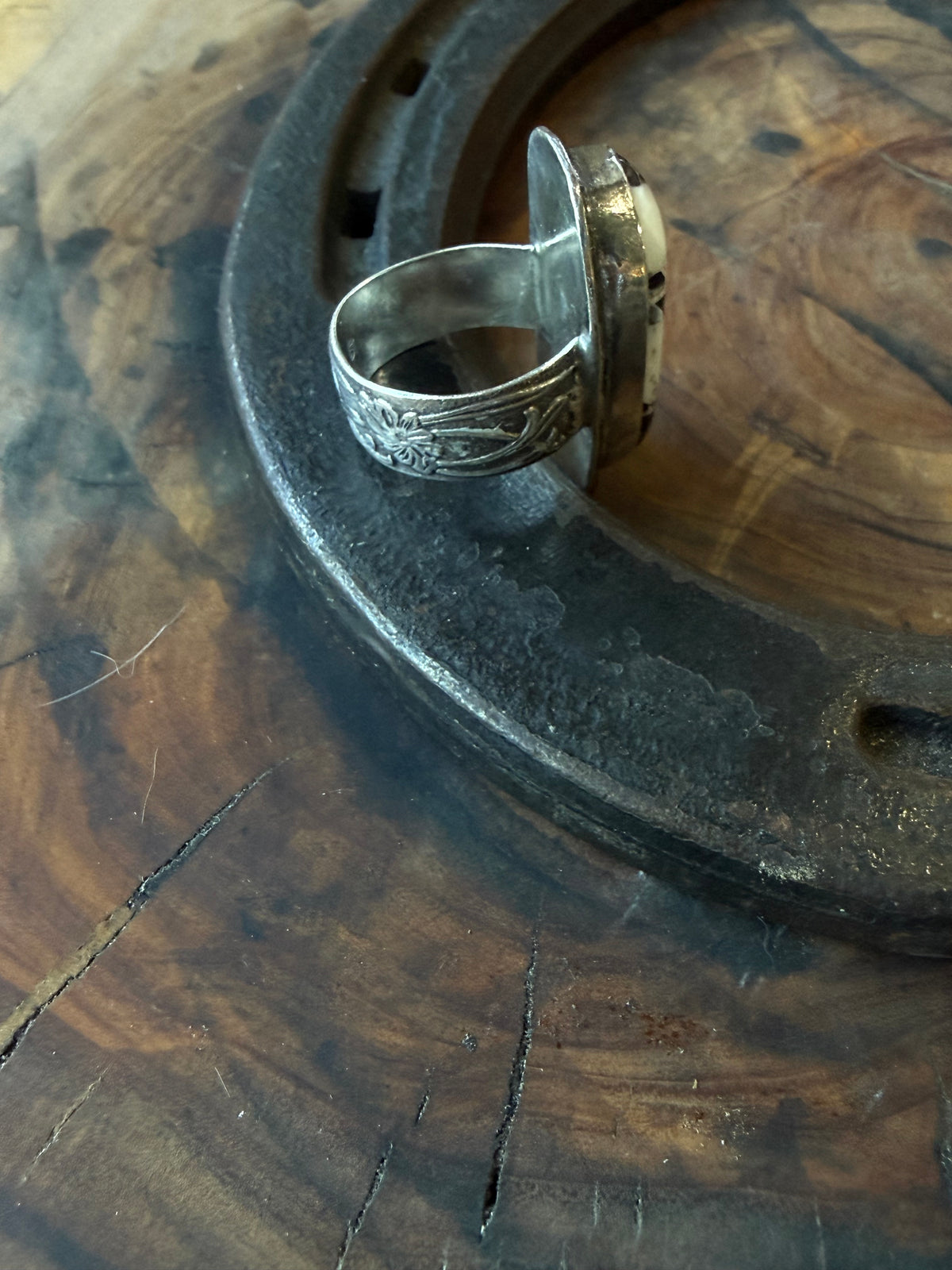 Dorothy Series | White Buffalo Patterned Silver Ring | Size 6